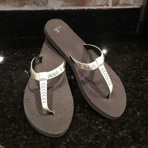Sanuks flip flops